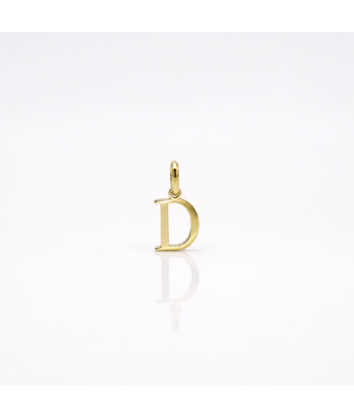 Colgante letra D de oro amarillo de 18 quilates con acabado pulido y diseño clásico de letra.