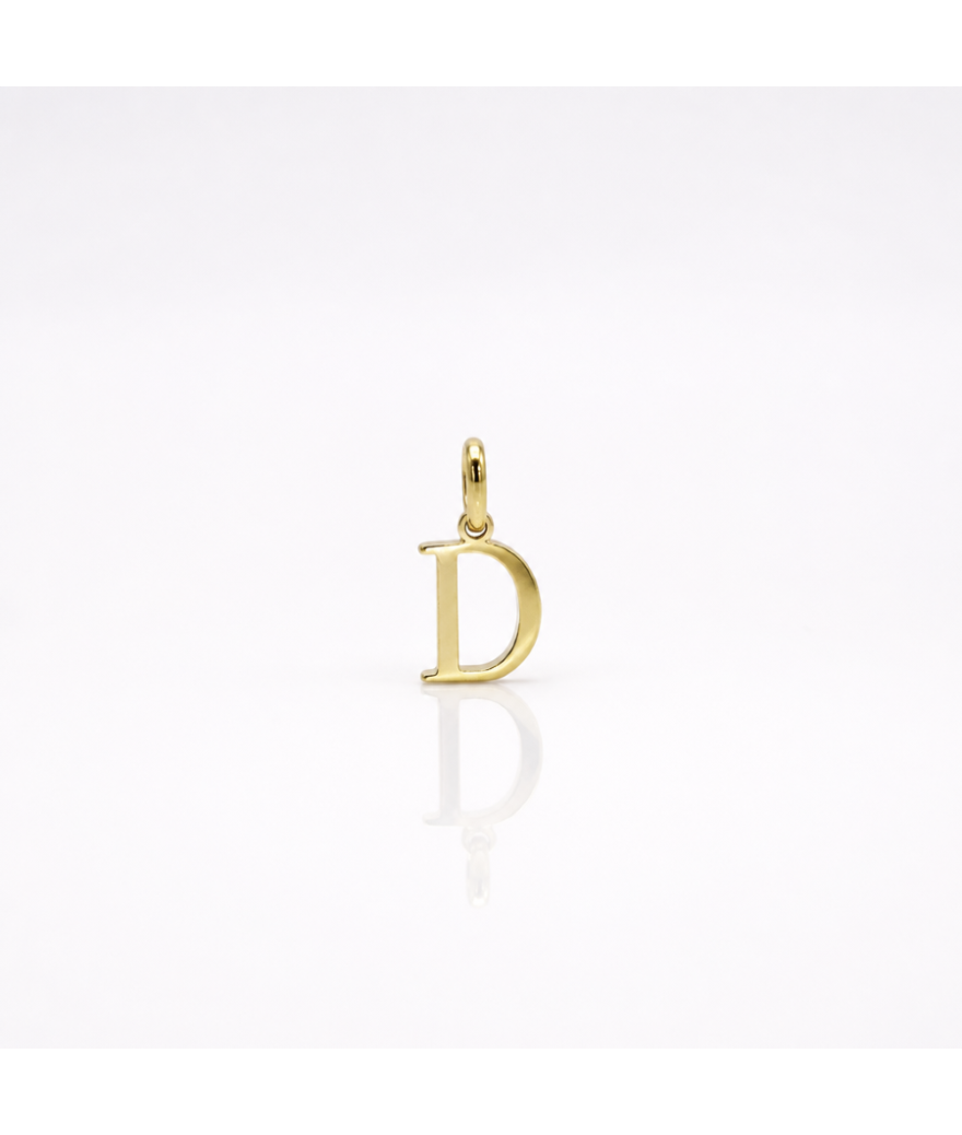 Colgante letra D de oro amarillo de 18 quilates con acabado pulido y diseño clásico de letra.
